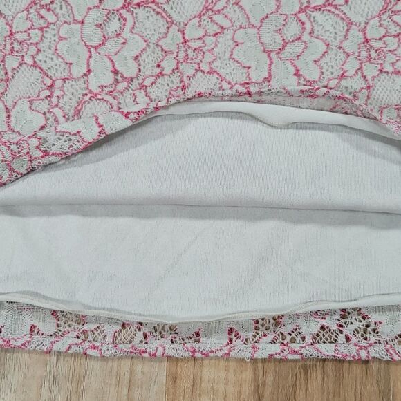 🔹️Banana Republic Gray & Pink Floral Lace Overlay Sheer Short Sleeved Top Small - Picture 8 of 10